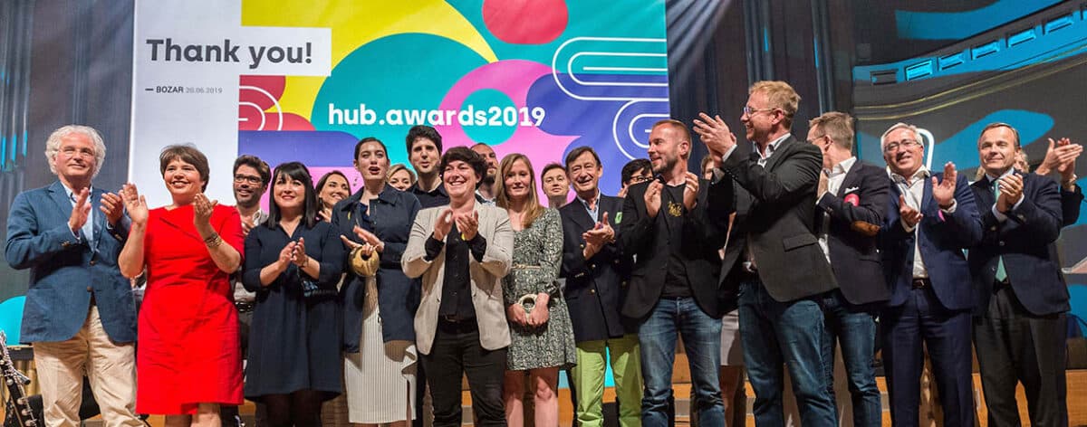 personnes qui applaudissent sur scène hub awards 2019